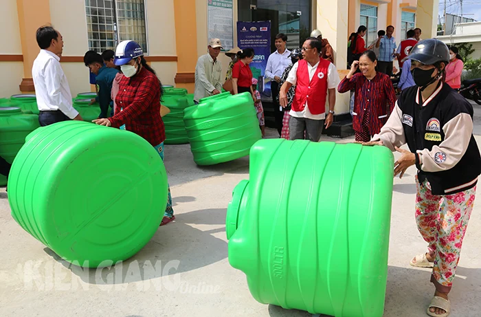  Tặng bồn nước, máy lọc nước cho người dân ven biển huyện An Biên